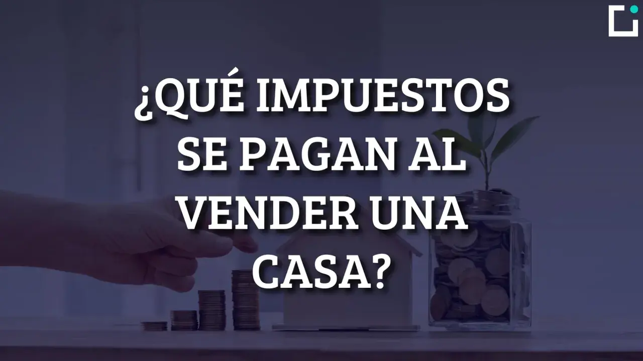 ¿Qué impuestos se pagan al vender una casa? Mano colocando monedas en una alcancía con una planta, junto a una casa de juguete y pilas de monedas.