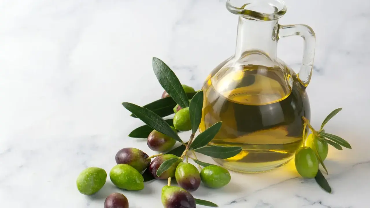 Aceitunas y una botella de aceite de oliva. La palabra "aceite" viene del árabe "al-zayt", que significa "el jugo de la aceituna".