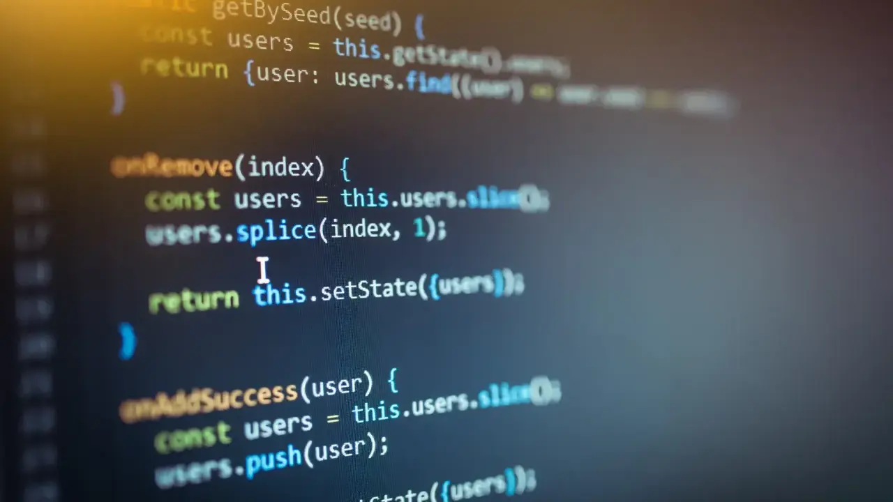 Fragment kodu w **Angular** z metodami do zarządzania stanem użytkowników, np. `onRemove` i `onAddSuccess`.