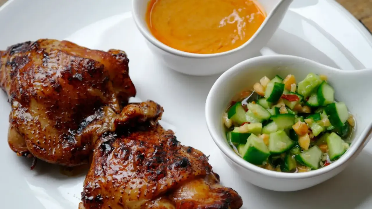 Krispigt, glansigt sticky chicken serveras med en krämig sås och en fräsch gurksallad.