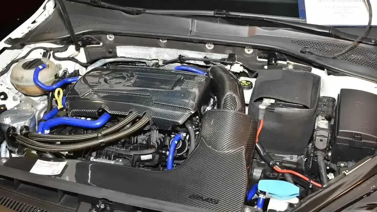 Silnik 1.8 TSI z elementami z włókna węglowego i niebieskimi przewodami.
