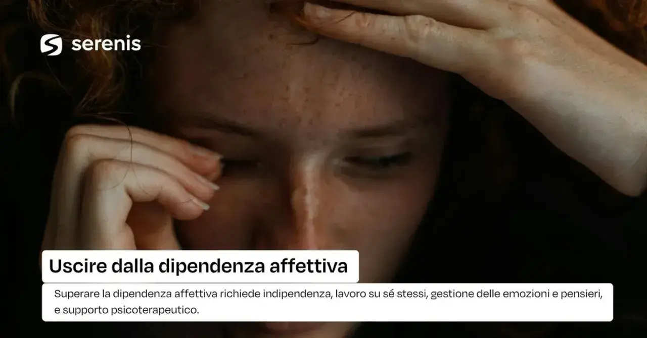Ragazza con mano sulla fronte, testo "Uscire dalla dipendenza affettiva". Superare la dipendenza affettiva richiede indipendenza e lavoro su sé stessi.