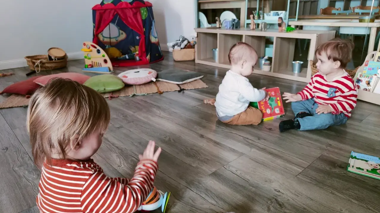 Dzieci bawią się książeczkami, co może oznaczać, że kiedy dziecko jest gotowe na odpieluchowanie, zaczyna interesować się światem i nowymi aktywnościami.