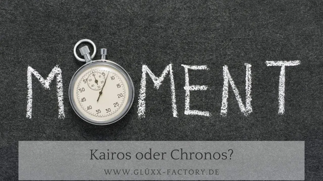 Stoppuhr neben dem Wort "MOMENT", geschrieben mit Kreide. Eine Erinnerung an den griechischen Gott der Zeit, Kairos, der den richtigen Augenblick verkörpert.