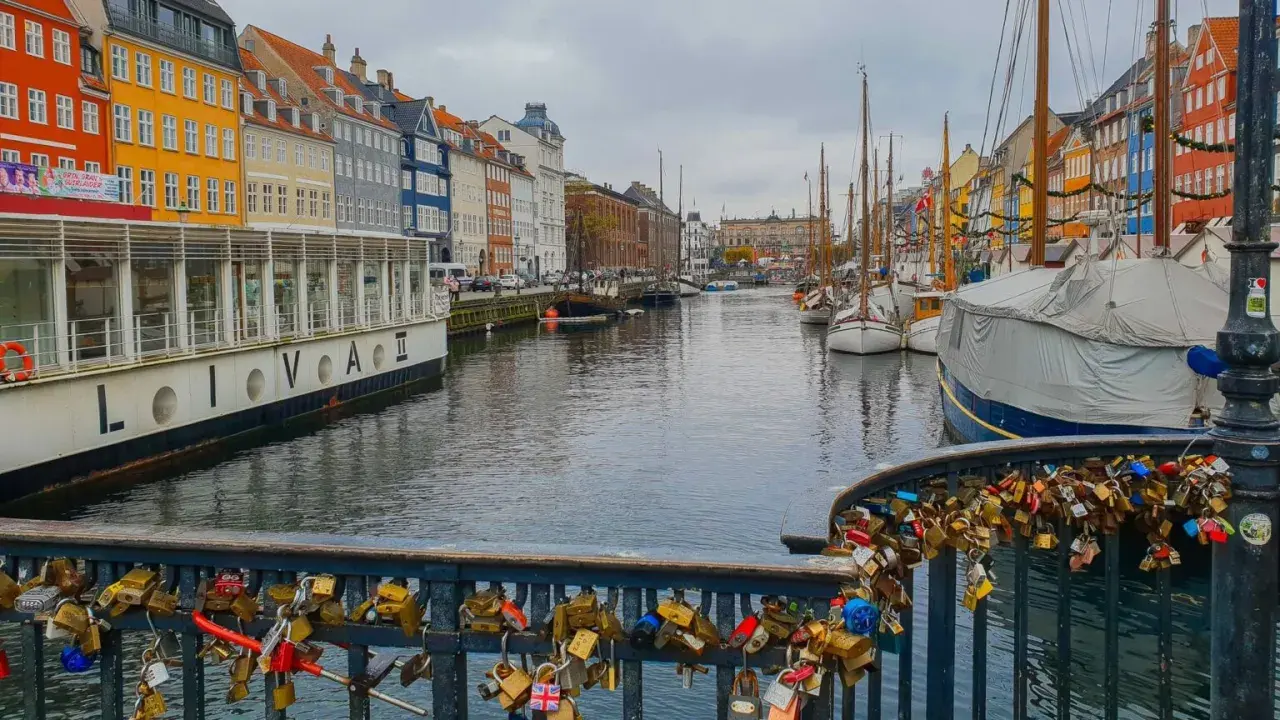 Bunte Häuser am Kanal, Boote und Liebesschlösser – das ist, was man in Kopenhagen gesehen haben muss.