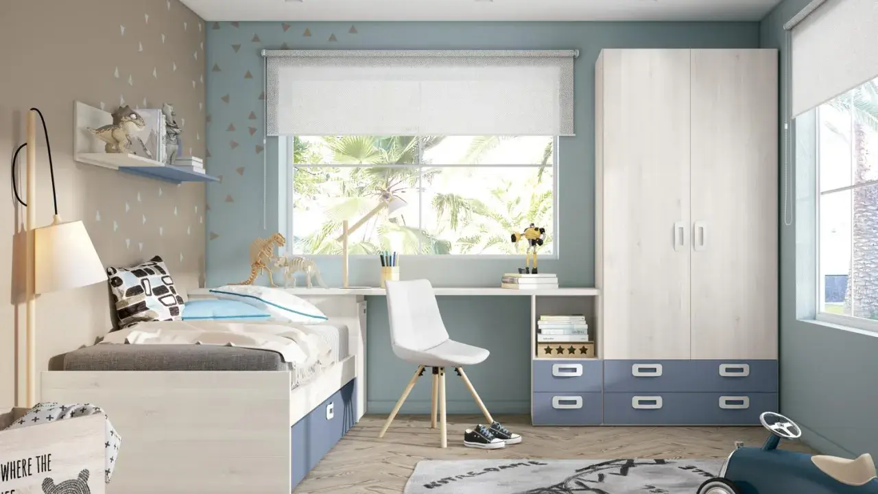 Habitación infantil con cama, escritorio y armario. Paredes en dos colores, beige y azul claro, con un diseño de triángulos.
