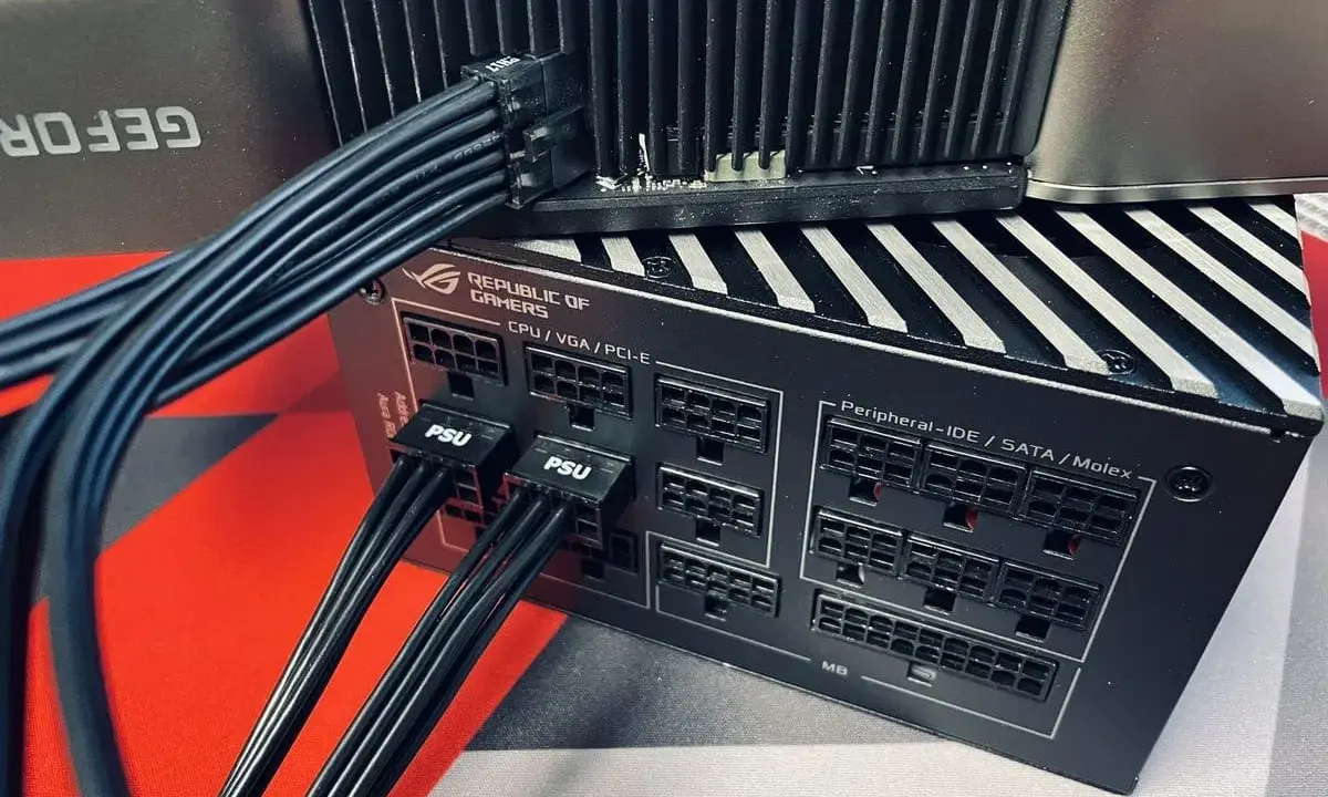 Connexion d'un port carte graphique à une alimentation modulaire. Les câbles noirs sont branchés sur la carte graphique et l'alimentation.