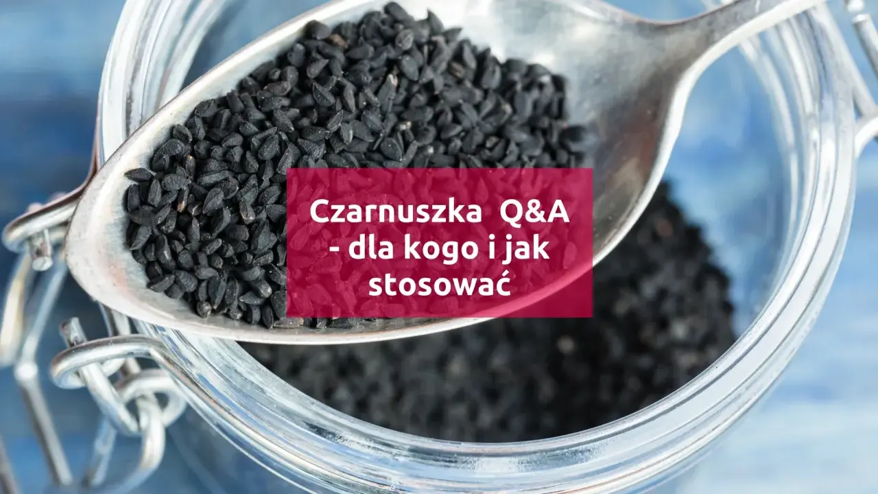 Łyżka czarnuszki nad słoikiem. Tekst: "Czarnuszka Q&A - dla kogo i jak stosować". Dowiedz się, **czarnuszka na co** jest najlepsza.