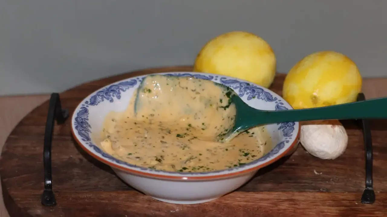 Krämig sås till lammracks, med citron och vitlök som sällskap.