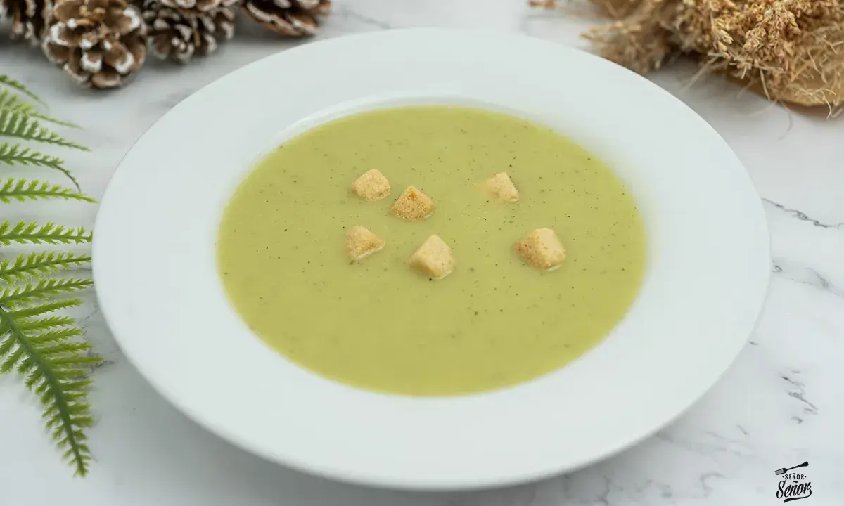 Crema de calabacín suave y reconfortante, adornada con picatostes crujientes. Perfecta para un día fresco.