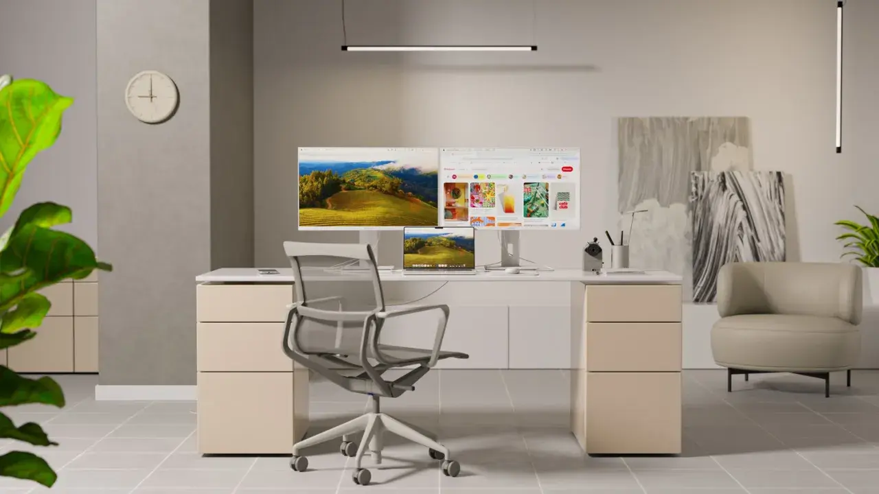 Bureau moderne avec double écran affichant des paysages et des inspirations visuelles. Une excellente recommandation écran pour un espace de travail stimulant.