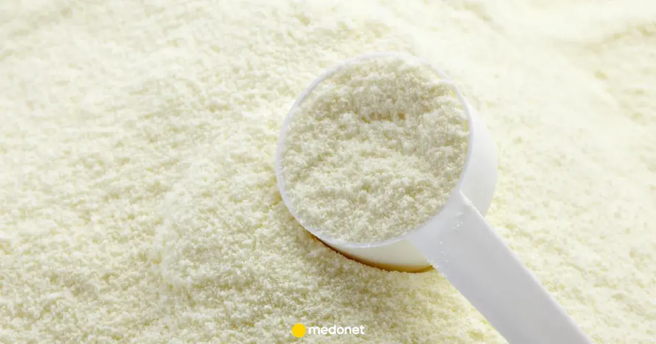 Biały proszek w miarce na tle sypkiego produktu. Czy protifar ma skutki uboczne?