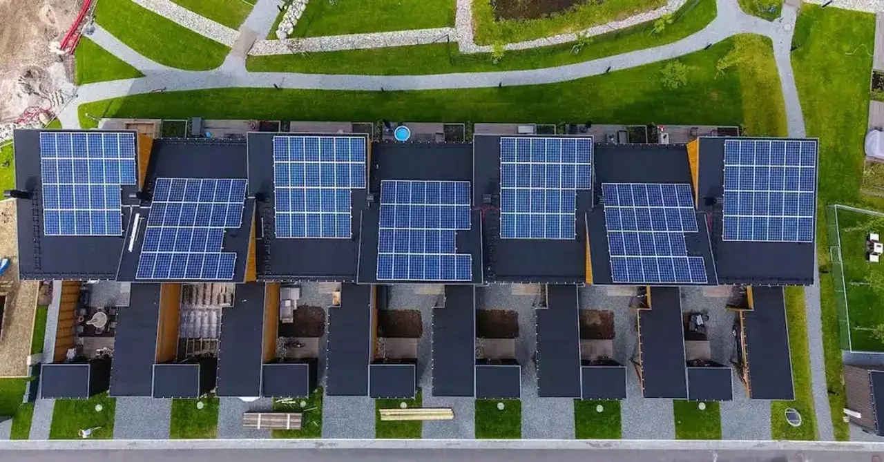 Radhus med solceller på taket. En sol karta över moderna hem som utnyttjar solenergi.