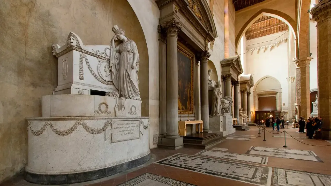 Monument funéraire imposant dans une église, où est enterré Michel Ange. La sculpture représente une femme en deuil.