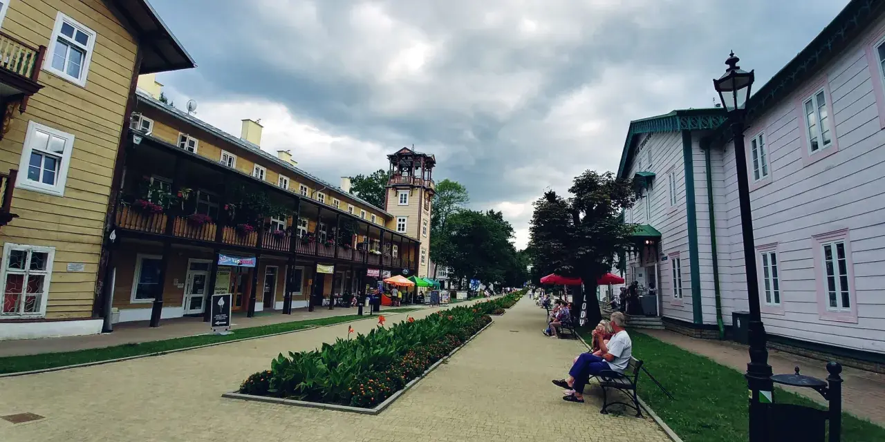 Spacerkiem po Krynicy-Zdroju, gdzie drewniana architektura i zielone rabaty tworzą urokliwe krosno atrakcje.