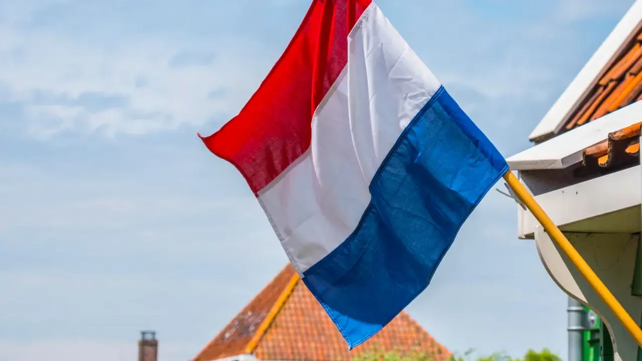 Flaga Holandii: Wygląd, historia i zaskakujące tradycje