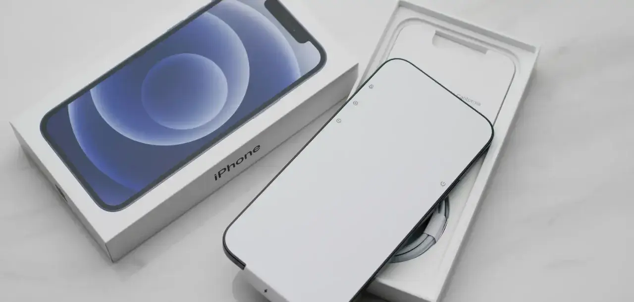 Nowy iPhone w pudełku, gotowy na przejście z Android na iOS. Czysty ekran i logo iPhone zapowiadają nową erę.