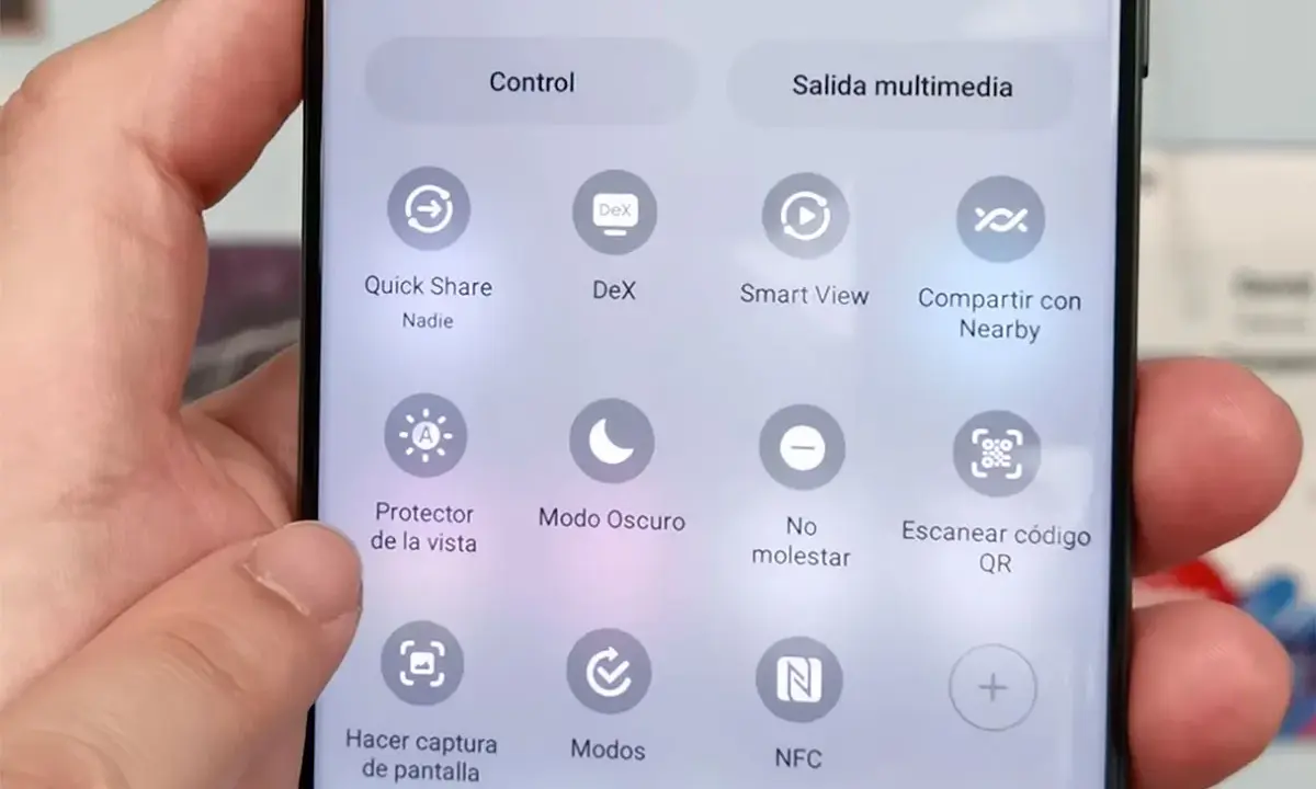 Panel de control de un camara s23 ultra con opciones como Quick Share, Modo Oscuro y NFC.