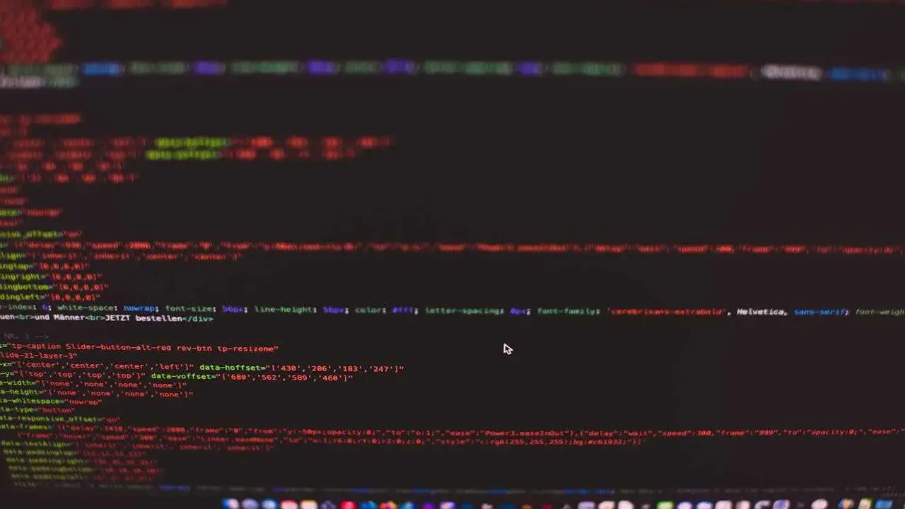 Kod HTML z czerwonymi i zielonymi fragmentami, w tym "padding" i "line-height", na ciemnym tle.