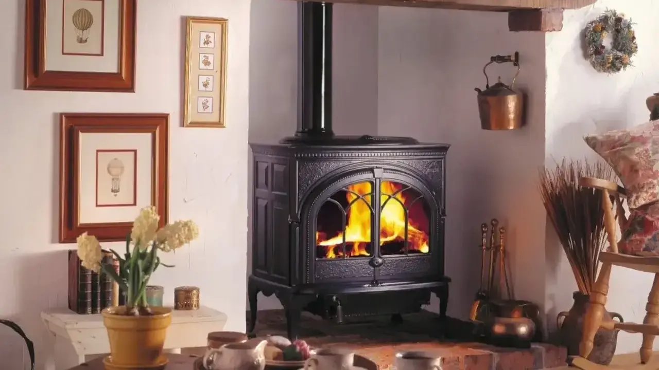 Przytulny pokój z palącym się piecem kaflowym, który jest idealnym rozwiązaniem, jak oświetlić pomieszczenie bez prądu.
