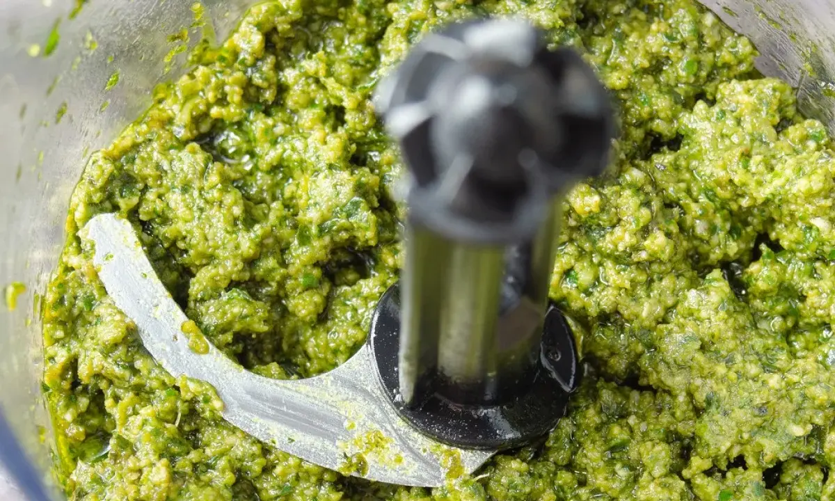 Zielone, świeże pesto w malakserze, gotowe do użycia. Tak właśnie wygląda proces, jak zrobić pesto.