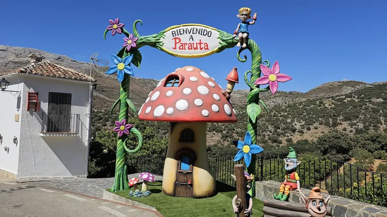Bienvenido a Parauta, inicio de la ruta del bosque encantado. Un duende saluda desde un arco con flores y un hongo mágico.