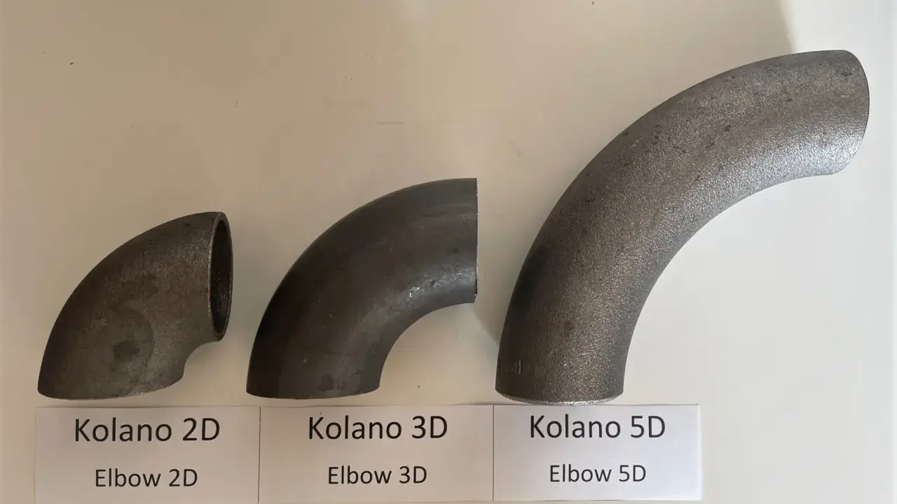 Trzy kolana hamburskie o różnym promieniu gięcia: 2D, 3D i 5D, ułożone od najmniejszego do największego.