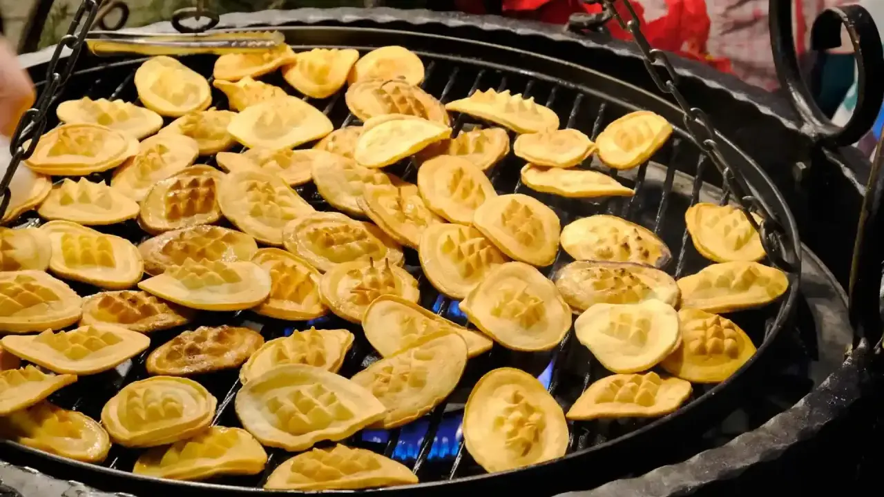 Na grillu w karczmie góralskiej pieką się liczne oscypki.