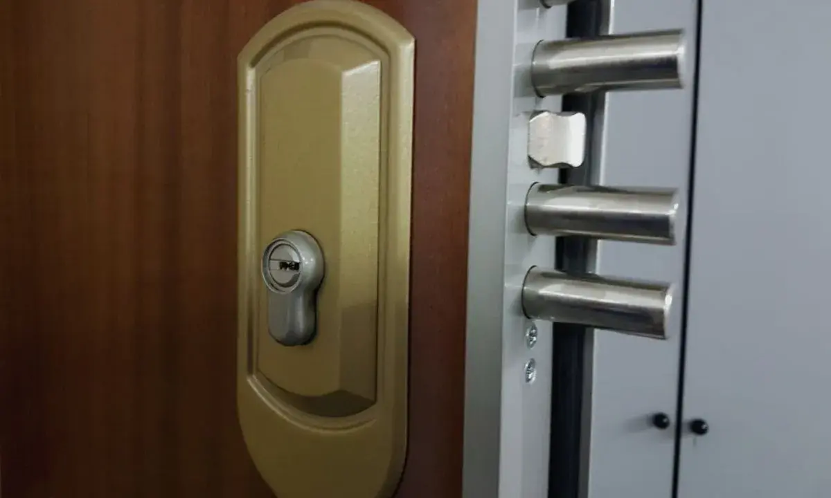 Cerradura de seguridad de puerta con múltiples bulones. Es hora de cambiar cerradura puerta para mayor protección.