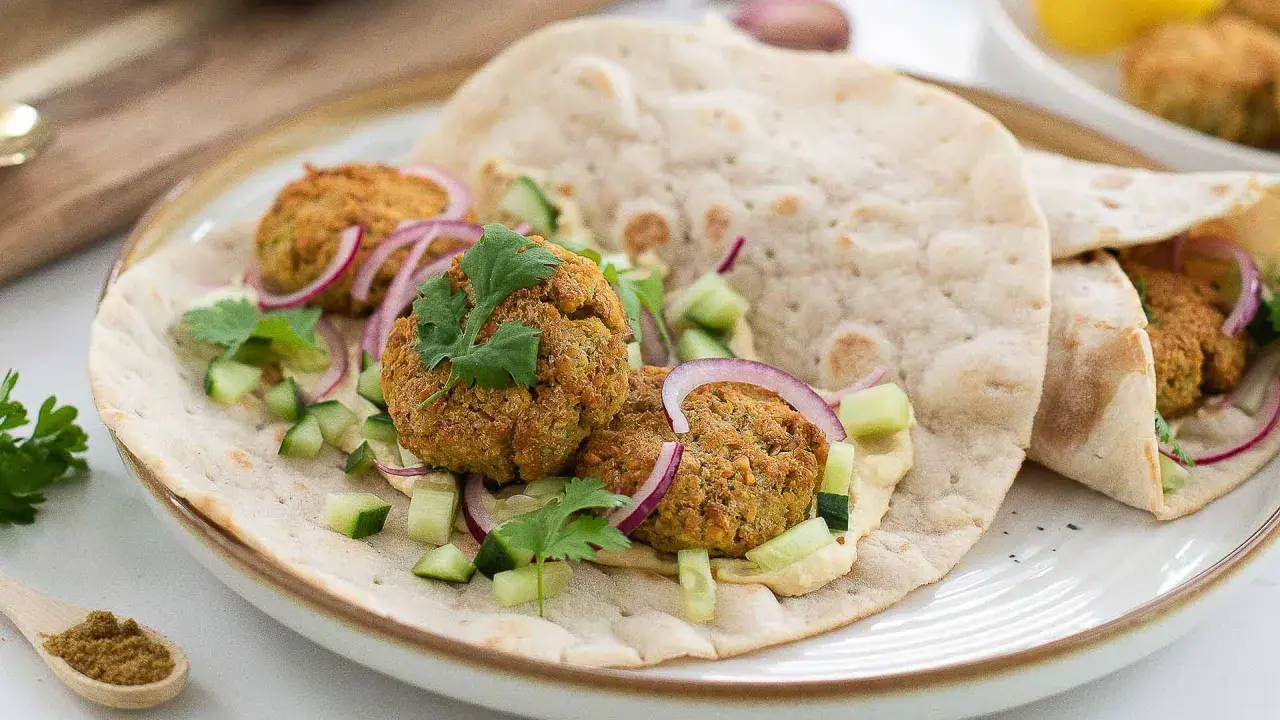 Falafel i tunnbröd med hummus, gurka och rödlök. Perfekt till tacos eller som en snabb lunch.