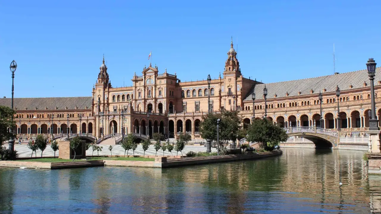 La Plaza de España a Siviglia, uno dei monumenti famosi nel mondo, con il suo canale e il ponte ad arco.