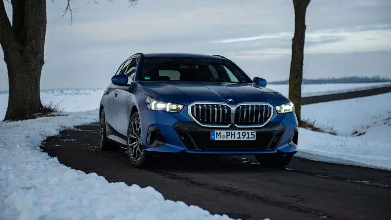 Blauer BMW 540d auf winterlicher Straße, bereit für den Test.