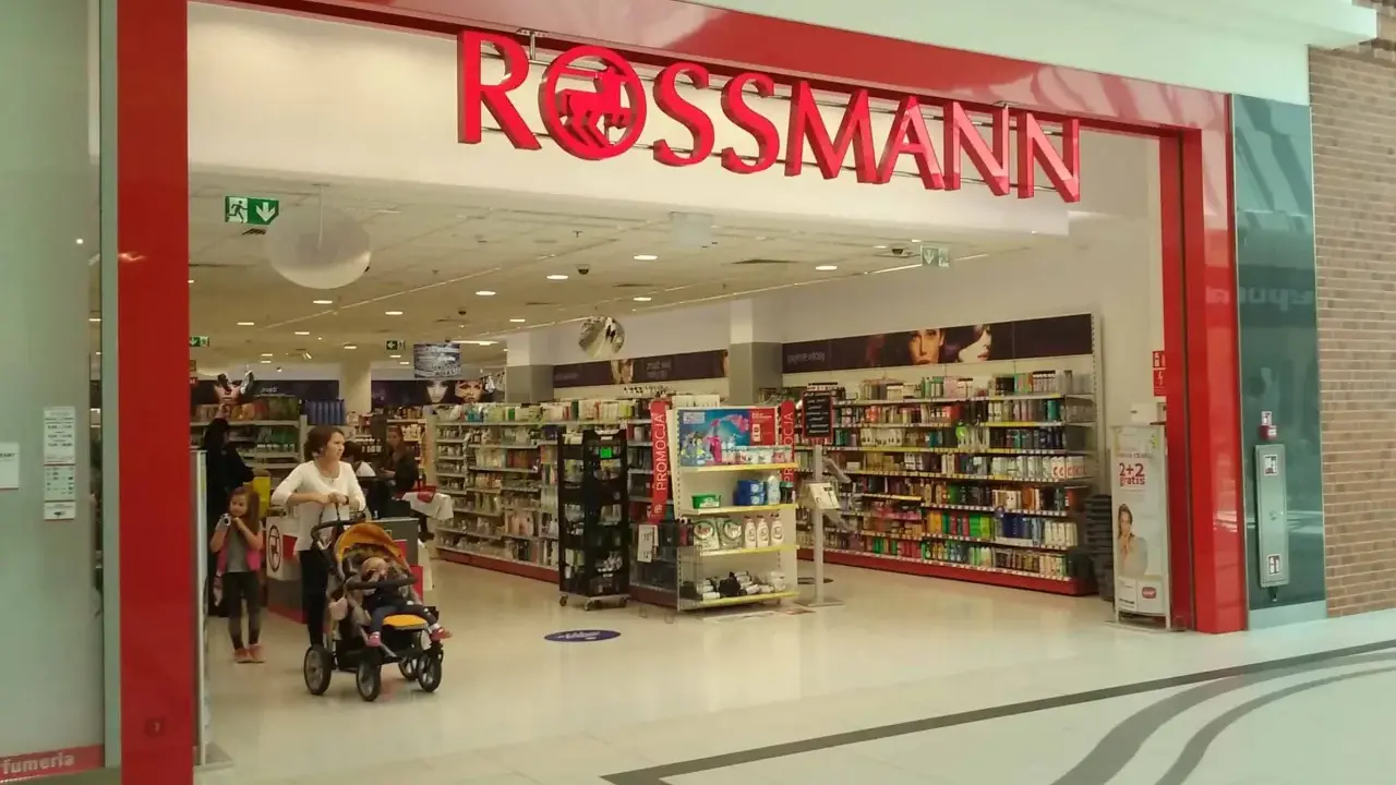 Rossmann: Jak wywołać zdjęcia? 3 metody, ceny, porady