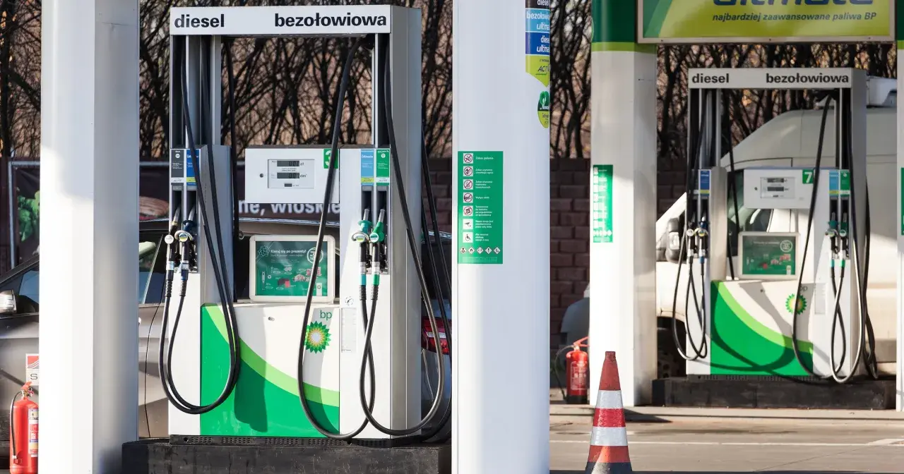 Stacja BP z dystrybutorami diesla i benzyny. Zimowe paliwo od kiedy dostępne? Na dystrybutorach widoczne logo BP i informacje o paliwach.