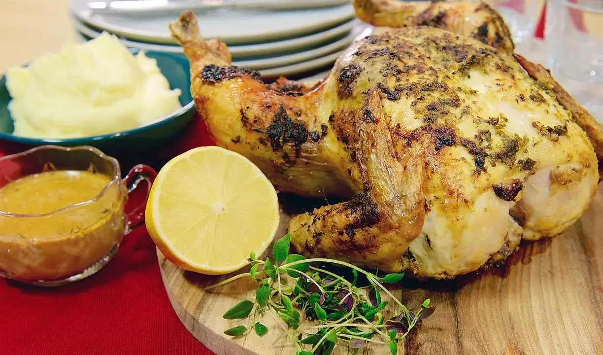 Hel kyckling i ugn med citron, potatismos och sås. En härlig måltid!