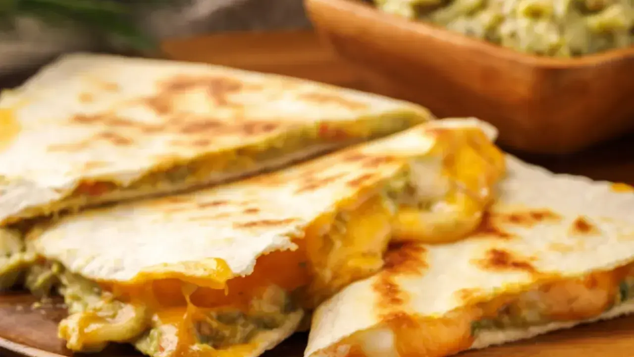 Pyszne quesadillas z roztopionym serem i guacamole. Idealna lekka kolacja na szybko, gdy brakuje czasu na gotowanie.