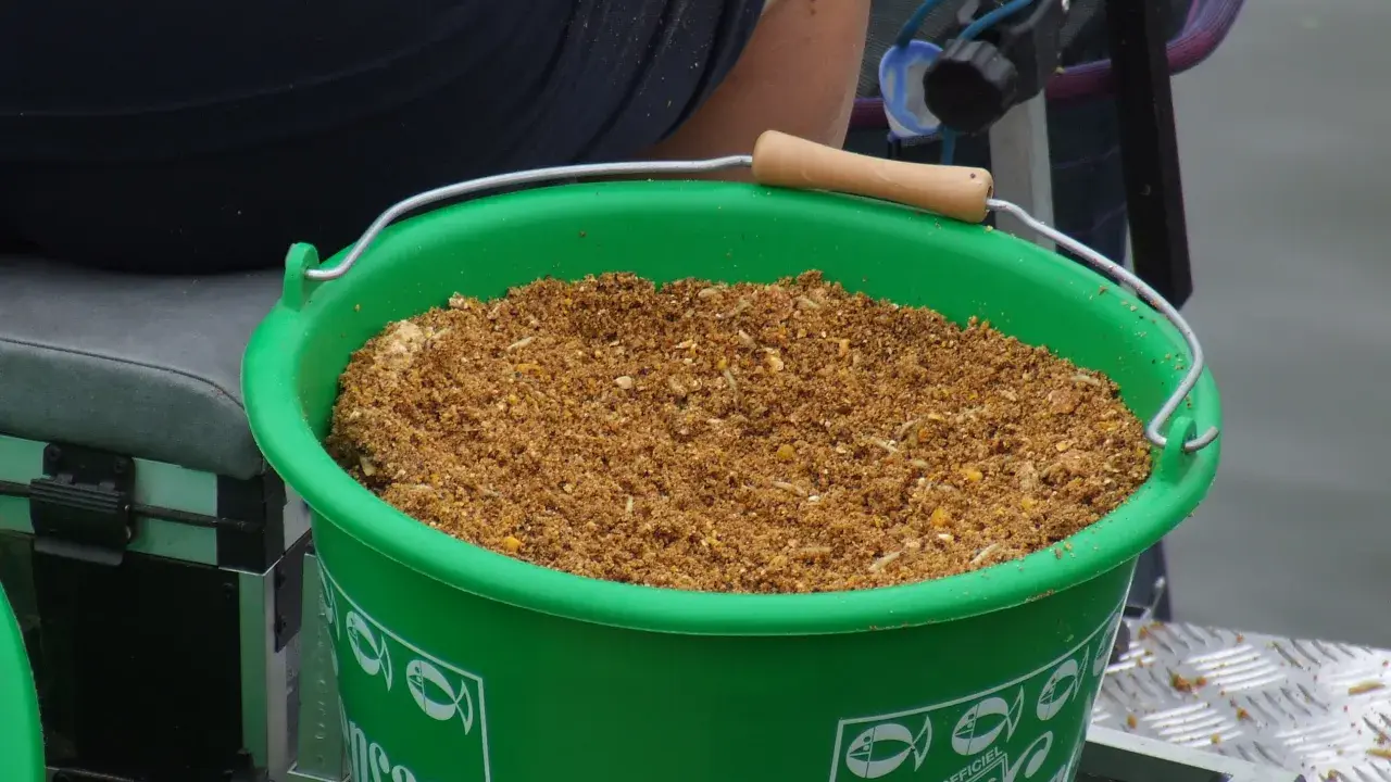 Zielone wiadro z zanętą wędkarską 25kg, gotowe do akcji.
