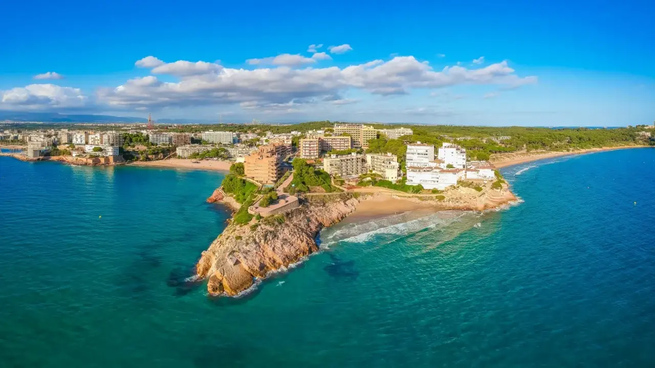 Vista aerea di Tarragona, con le sue splendide spiagge dorate che si estendono lungo la costa bagnata da un mare cristallino.
