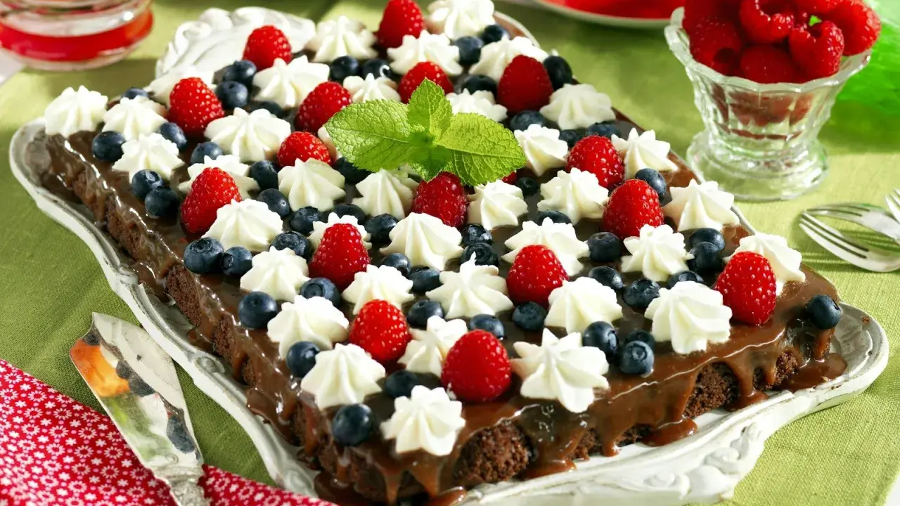 Enkel tårta till många: chokladkaka med grädde, hallon och blåbär, perfekt för ett kalas.