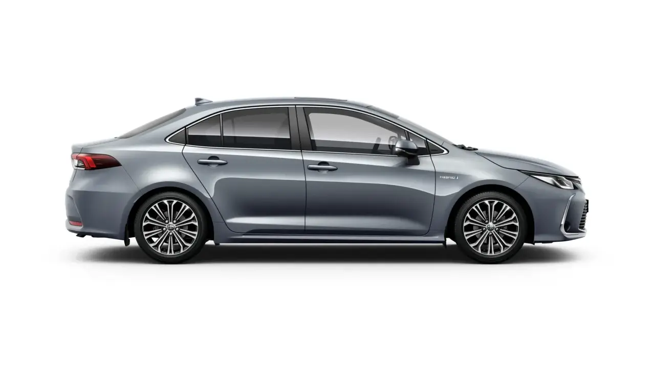 Vista lateral de un Toyota Corolla sedán gris. Las medidas del Toyota Corolla sedán son ideales para la ciudad.