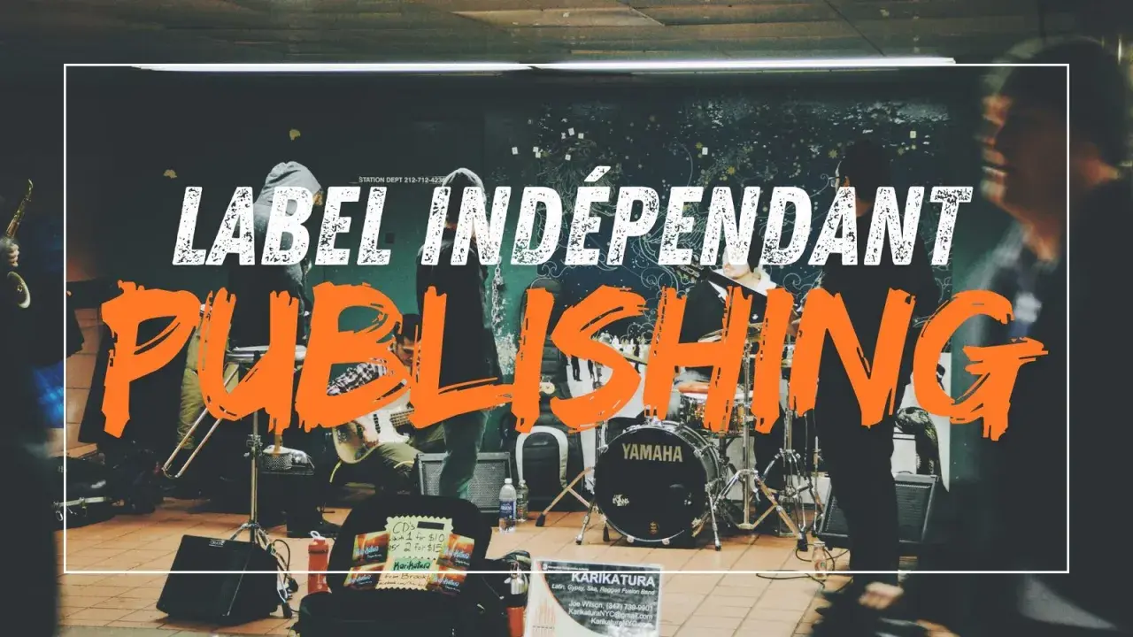 Un groupe de musique joue dans une station de métro. Le mot "PUBLISHING" en gros caractères orange suggère qu'il s'agit d'un label indépendant.