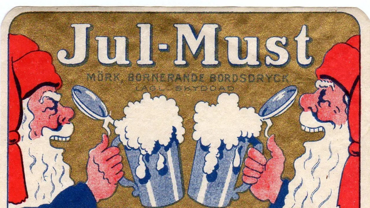 Två tomtar med röda mössor njuter av varsin julmust. En nostalgisk bild som berättar om julmust historia.