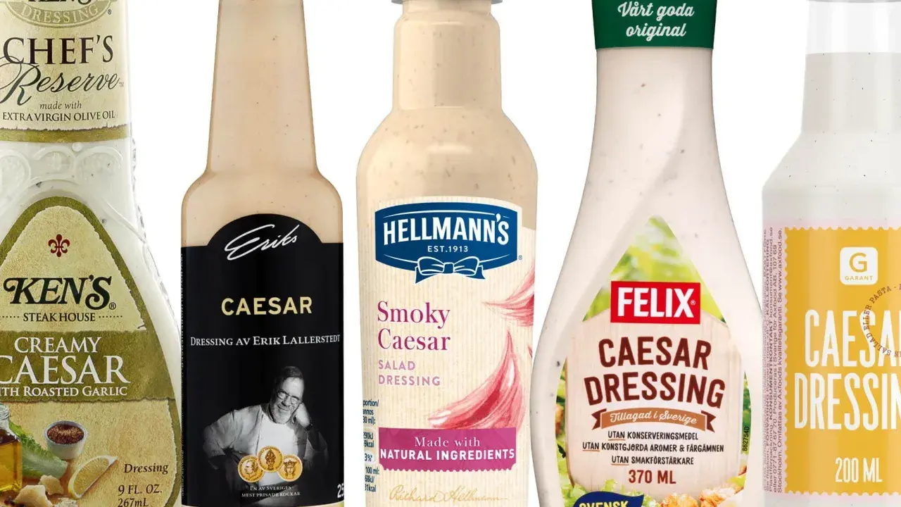 Flera flaskor caesardressing, inklusive Ken's, Hellmann's Smoky Caesar och Felix. Perfekt för ditt nästa caesardressing recept!