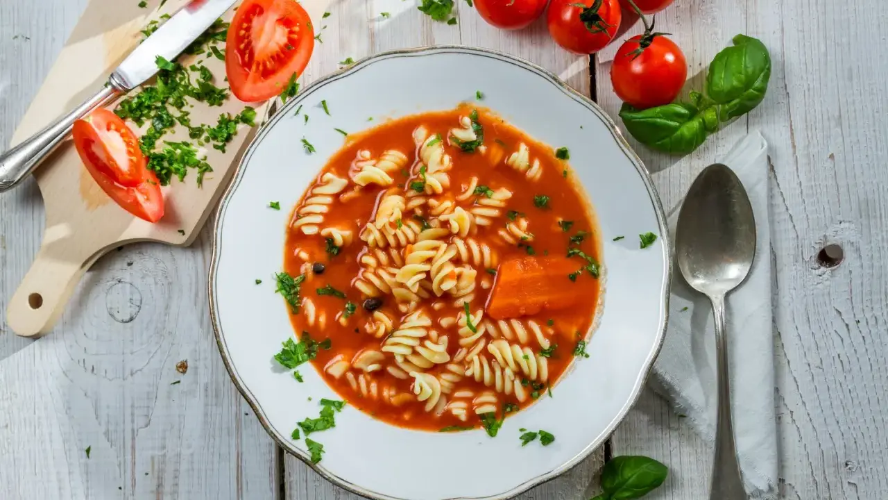 Minestra al Pomodoro: Ricetta Classica e Varianti Perfette