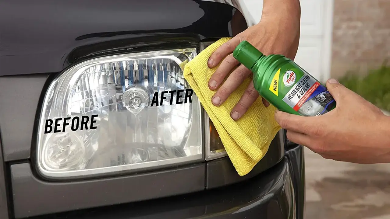 Mano aplica producto para limpiar faros de coche. Muestra el antes y después de un faro opaco.