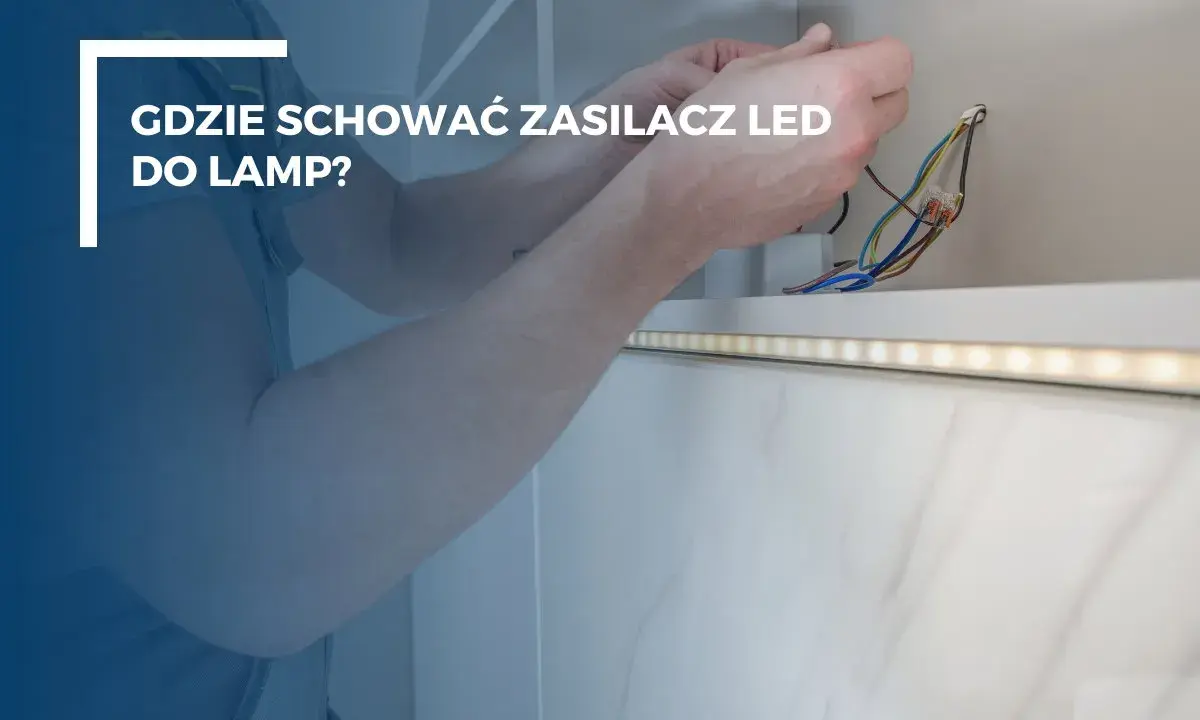 Ręce łączą przewody zasilacza LED, który można dyskretnie ukryć w ścianie, by stworzyć estetyczne oświetlenie.