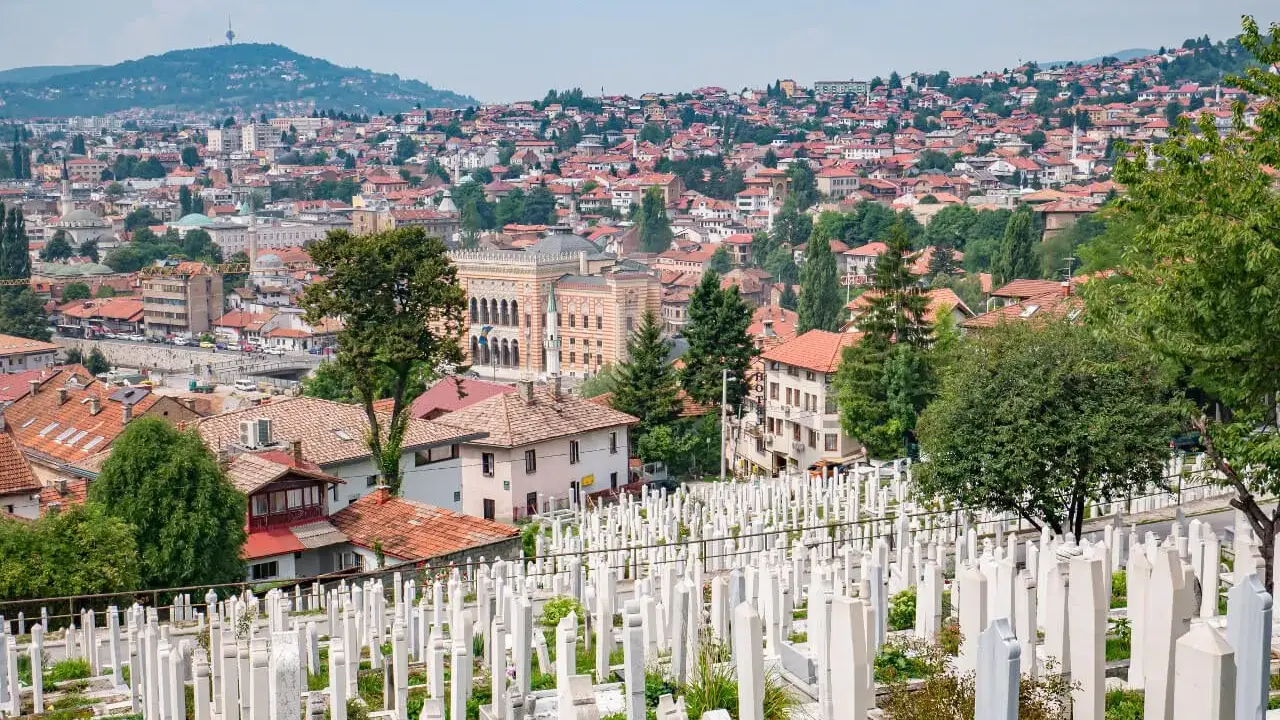 Widok na cmentarz i miasto Sarajewo. Warto zobaczyć to miejsce, by poczuć historię miasta.