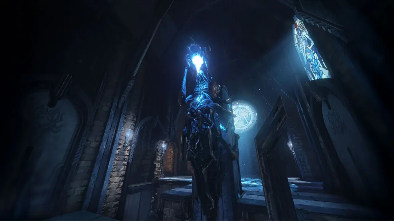 Mroczna, gotycka arena z Quake Champions. W centrum stoi niebieska, świetlista istota, a w tle widać witraż.