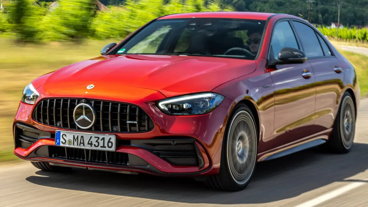 Roter Mercedes-AMG C43 fährt auf einer Straße. Die technischen Daten sind beeindruckend.