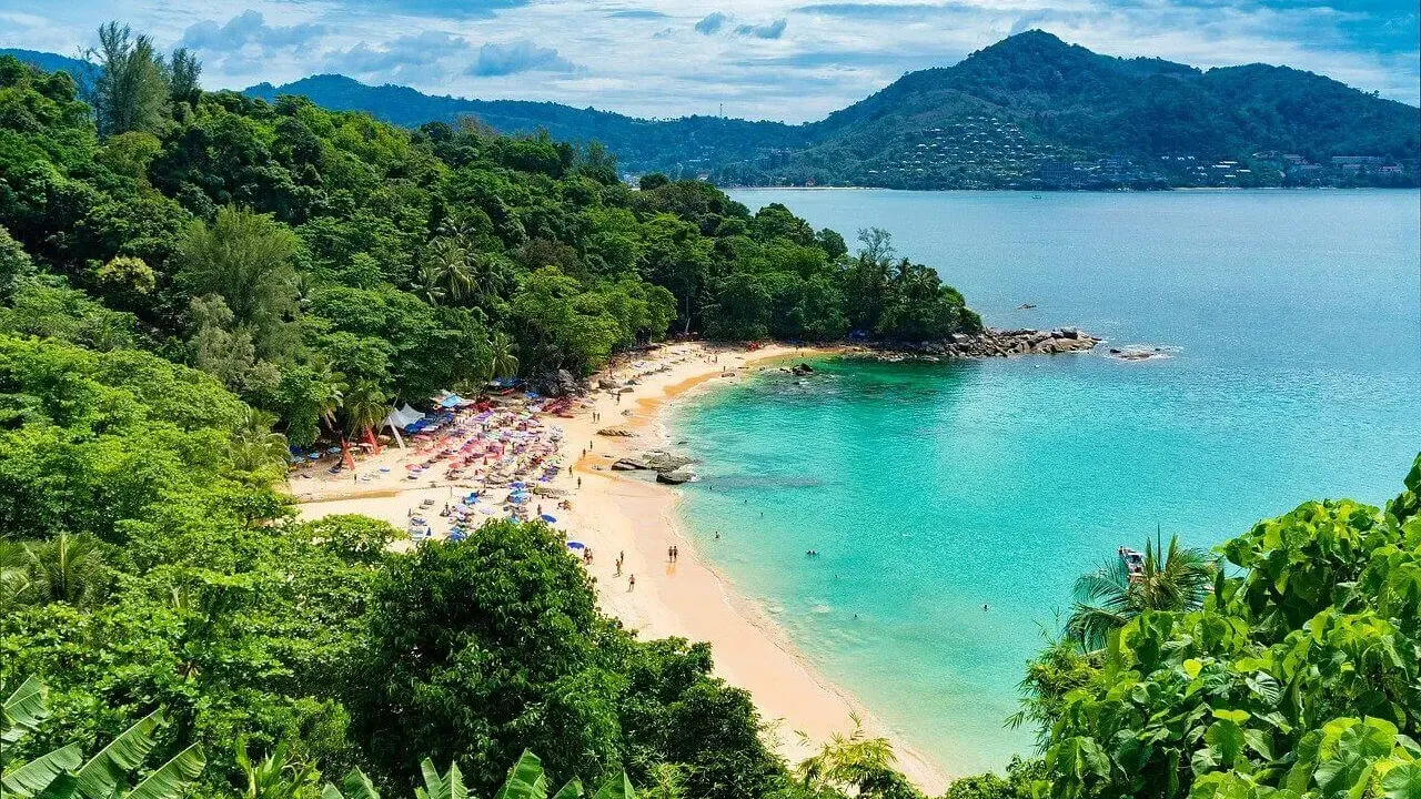 Piękna plaża na Phuket, idealna na wakacje w listopadzie. Słońce, turkusowa woda i bujna zieleń.